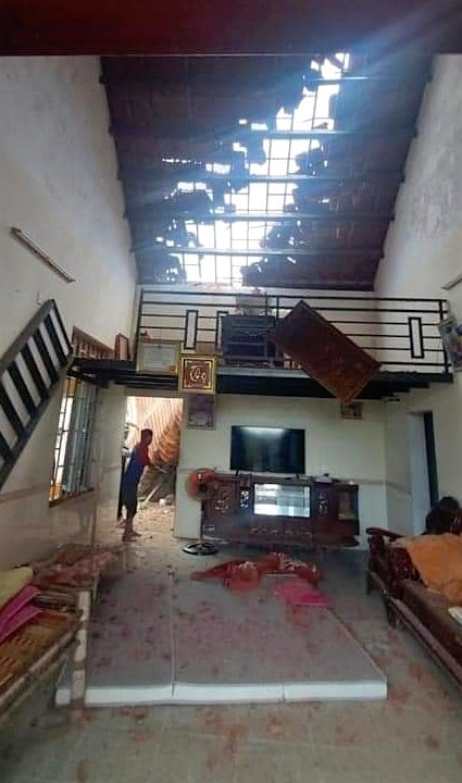 Nhà dân bị hư hỏng sau sự cố rơi máy bay.