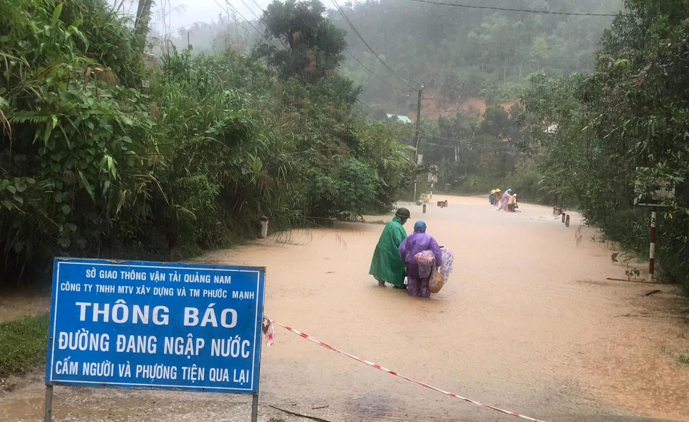 Mưa lớn khiến nhiều tuyến đường ở Quảng Nam ngập sâu. Mưa lớn khiến nhiều tuyến đường ở Quảng Nam ngập sâu.