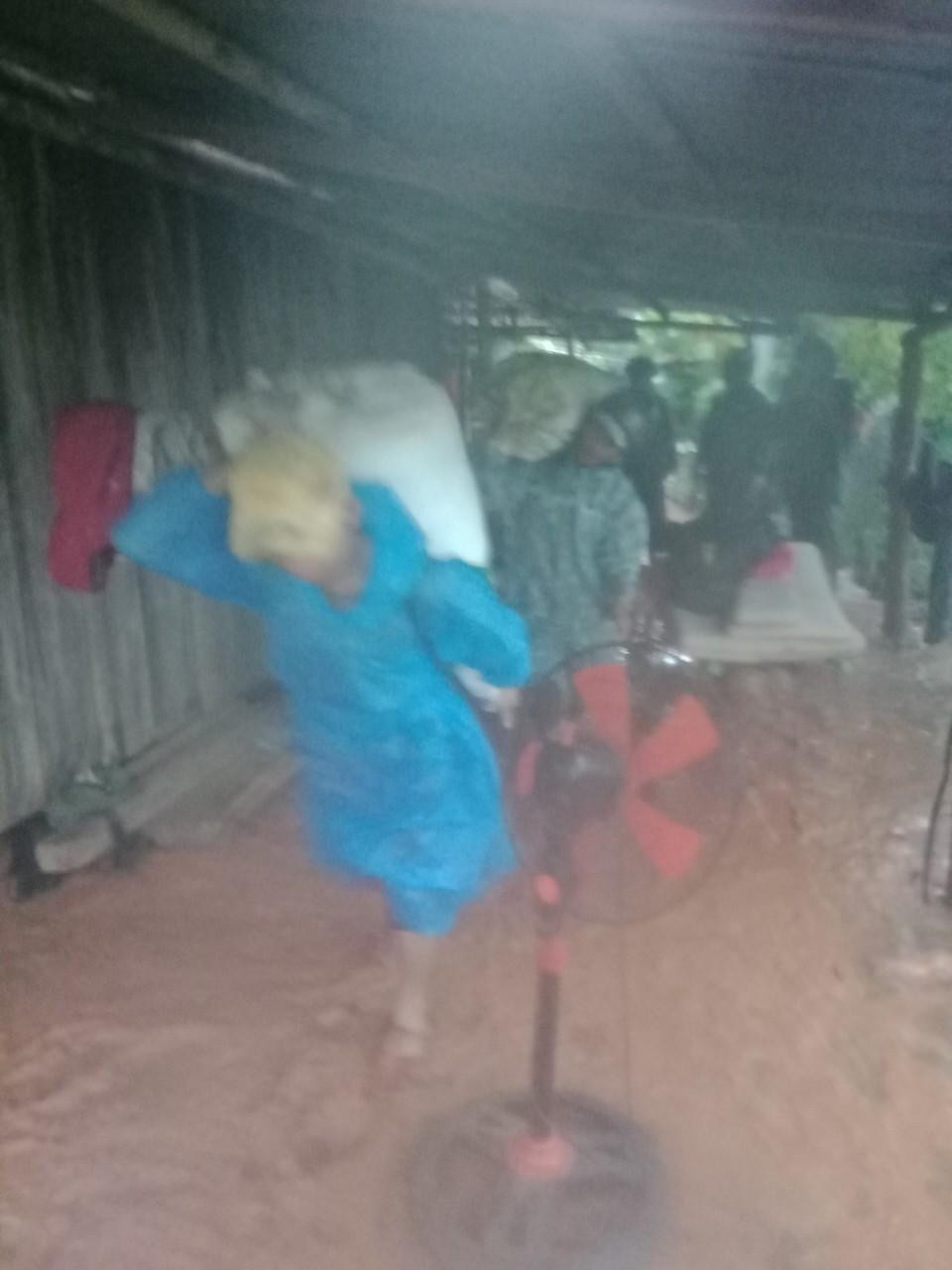 Khẩn cấp di dời các hộ dân trong vùng sạt lở ở huyện Nam Trà My. Khẩn cấp di dời các hộ dân trong vùng sạt lở ở huyện Nam Trà My.