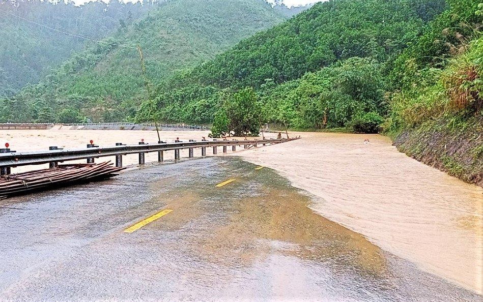 Nước sông tràn lên đường. Nước sông tràn lên đường.