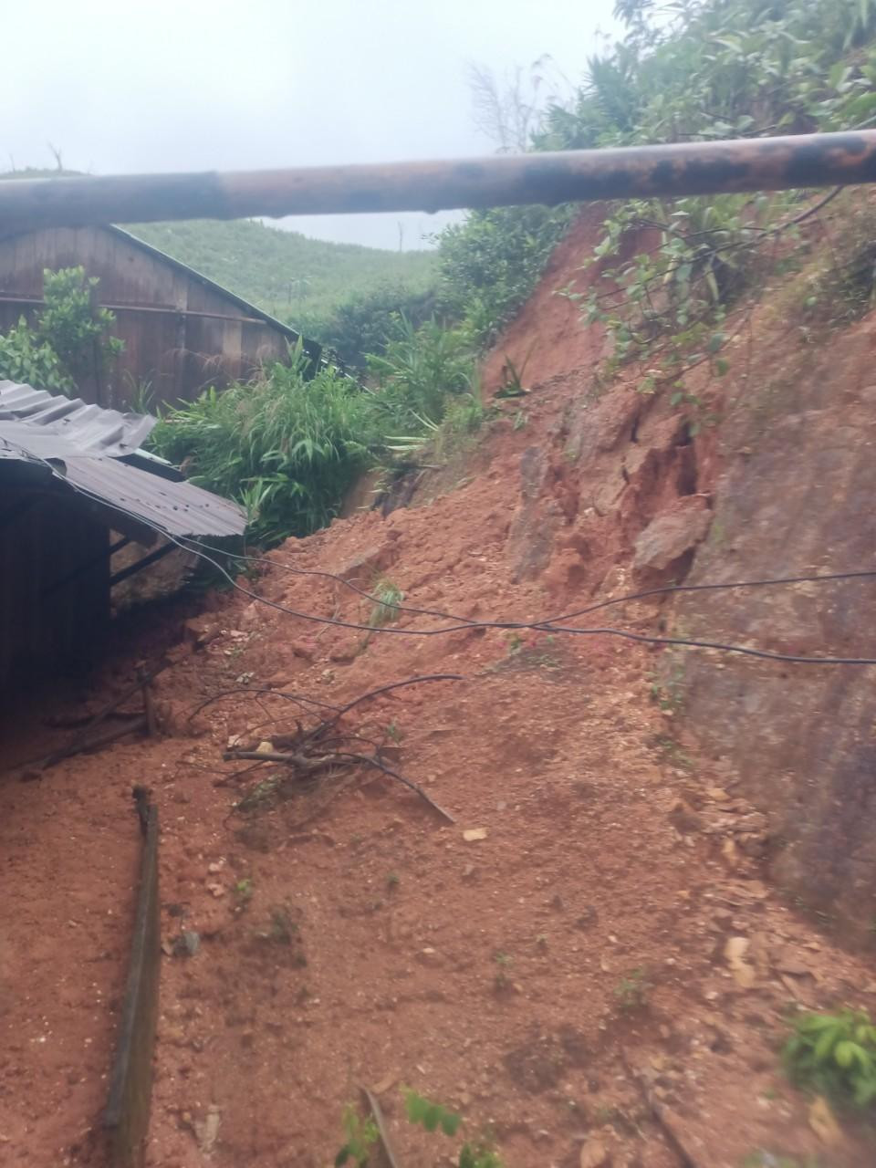 Lở núi áp sát nhà dân ở huyện Tây Giang. Lở núi áp sát nhà dân ở huyện Tây Giang.