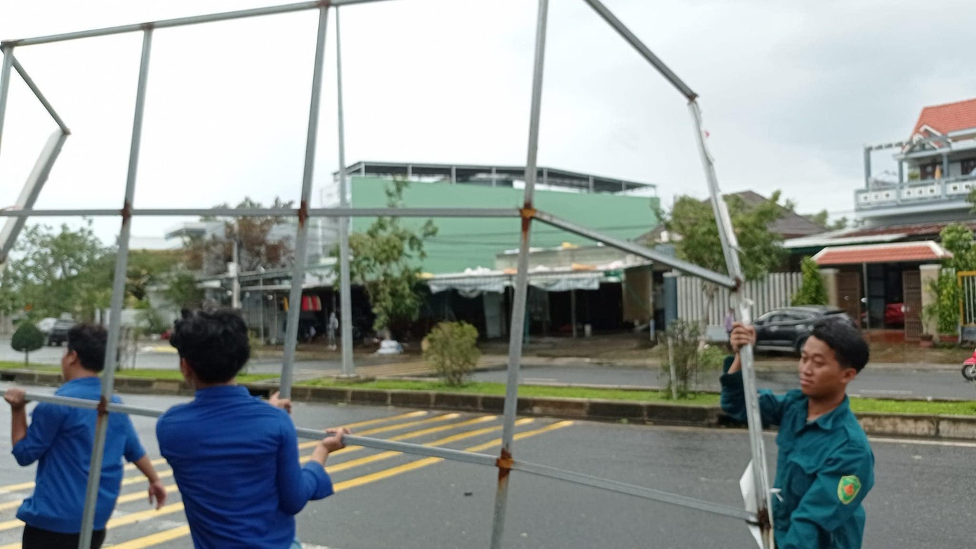 Chung tay khắc phục thiệt hại do thiên tai.