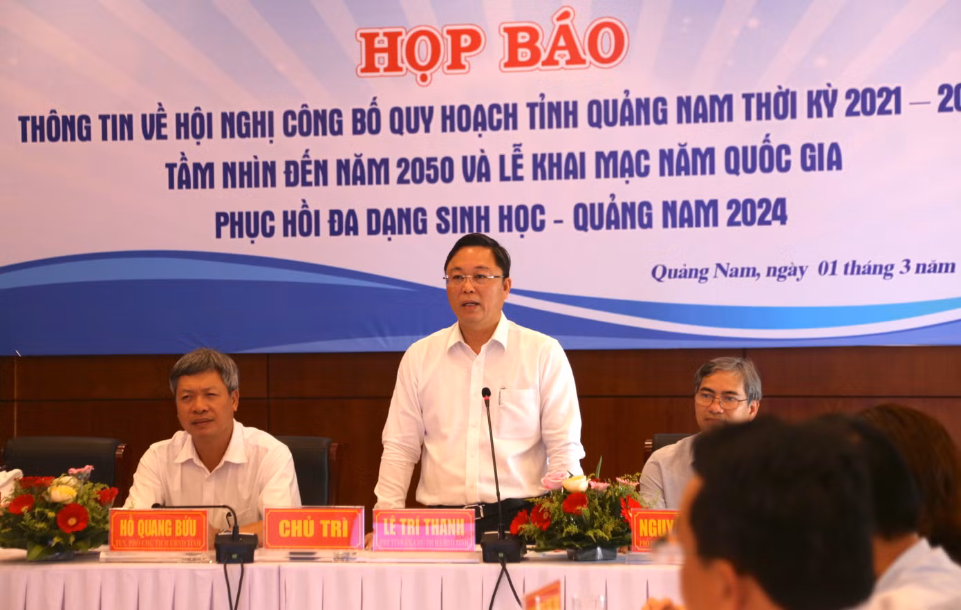 Ông Lê Trí Thanh, Chủ tịch UBND tỉnh Quảng Nam thông tin tại buổi họp báo. Ảnh: Hoài Văn. Ông Lê Trí Thanh, Chủ tịch UBND tỉnh Quảng Nam thông tin tại buổi họp báo. Ảnh: Hoài Văn.
