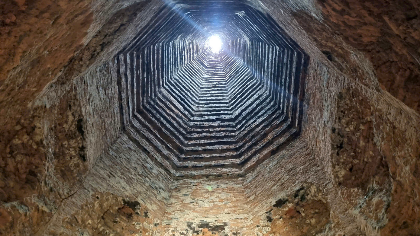 Chóp tháp nhọn, thon, bên trong thờ một linga bằng đá - biểu tượng của thần Siva tượng trưng cho sức mạnh (nay chỉ còn bệ thờ).