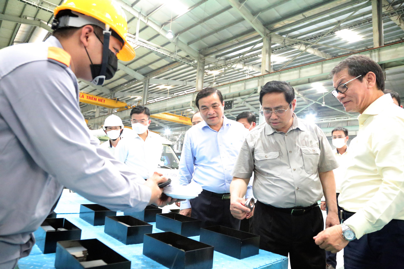 Thủ tướng Phạm Minh Chính thăm nhà máy sản xuất của Tập đoàn Thaco tại Quảng Nam. Ảnh H. Văn