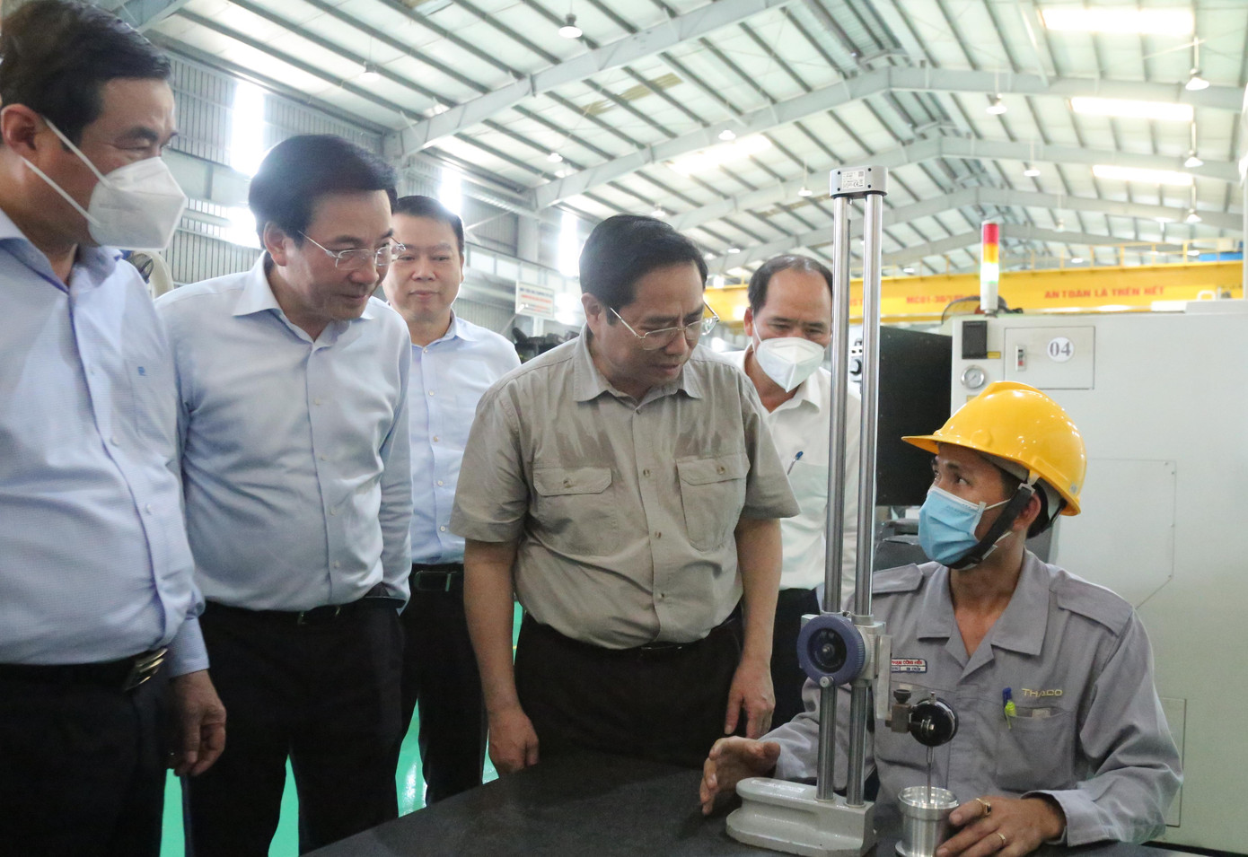 Thủ tướng trò chuyện cùng công nhân tại nhà xưởng Thaco. Ảnh H. Văn