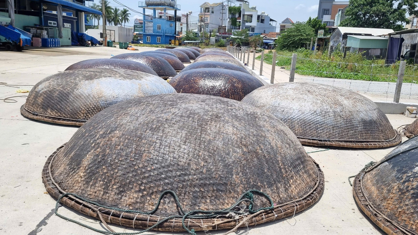 Những chiếc thúng cùng ngư dân ròng rã ‘phơi’ qua 2 tháng trời ngoài biển. Do vậy khi vào bờ cần phải kiểm tra, quét lại dầu để đảm bảo cho chuyến vươn khơi tiếp theo. Những chiếc thúng cùng ngư dân ròng rã ‘phơi’ qua 2 tháng trời ngoài biển. Do vậy khi vào bờ cần phải kiểm tra, quét lại dầu để đảm bảo cho chuyến vươn khơi tiếp theo.