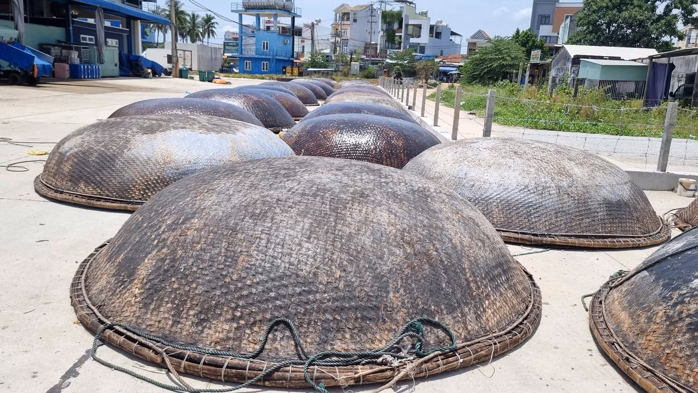 Những chiếc thúng cùng ngư dân ròng rã ‘phơi’ qua 2 tháng trời ngoài biển. Do vậy khi vào bờ cần phải kiểm tra, quét lại dầu để đảm bảo cho chuyến vươn khơi tiếp theo. Những chiếc thúng cùng ngư dân ròng rã ‘phơi’ qua 2 tháng trời ngoài biển. Do vậy khi vào bờ cần phải kiểm tra, quét lại dầu để đảm bảo cho chuyến vươn khơi tiếp theo.