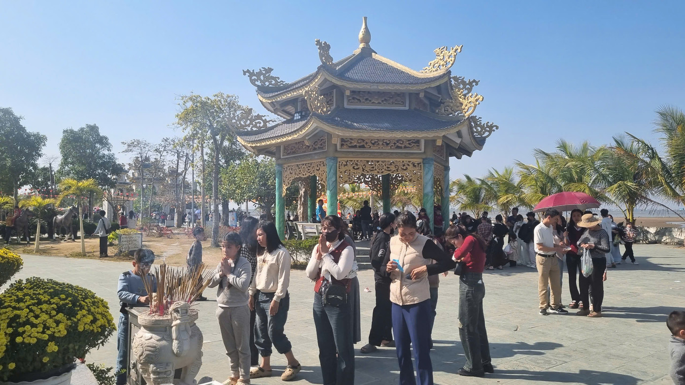 Chùa mở cửa quanh năm, vào dịp lễ, Tết nơi đây nhộn nhịp vì đông đảo người dân và du khách đến tham quan. Ghi nhận ngày đầu năm mới 2025 rất đông du khách và người dân đổ về đây tham quan. Chùa mở cửa quanh năm, vào dịp lễ, Tết nơi đây nhộn nhịp vì đông đảo người dân và du khách đến tham quan. Ghi nhận ngày đầu năm mới 2025 rất đông du khách và người dân đổ về đây tham quan.