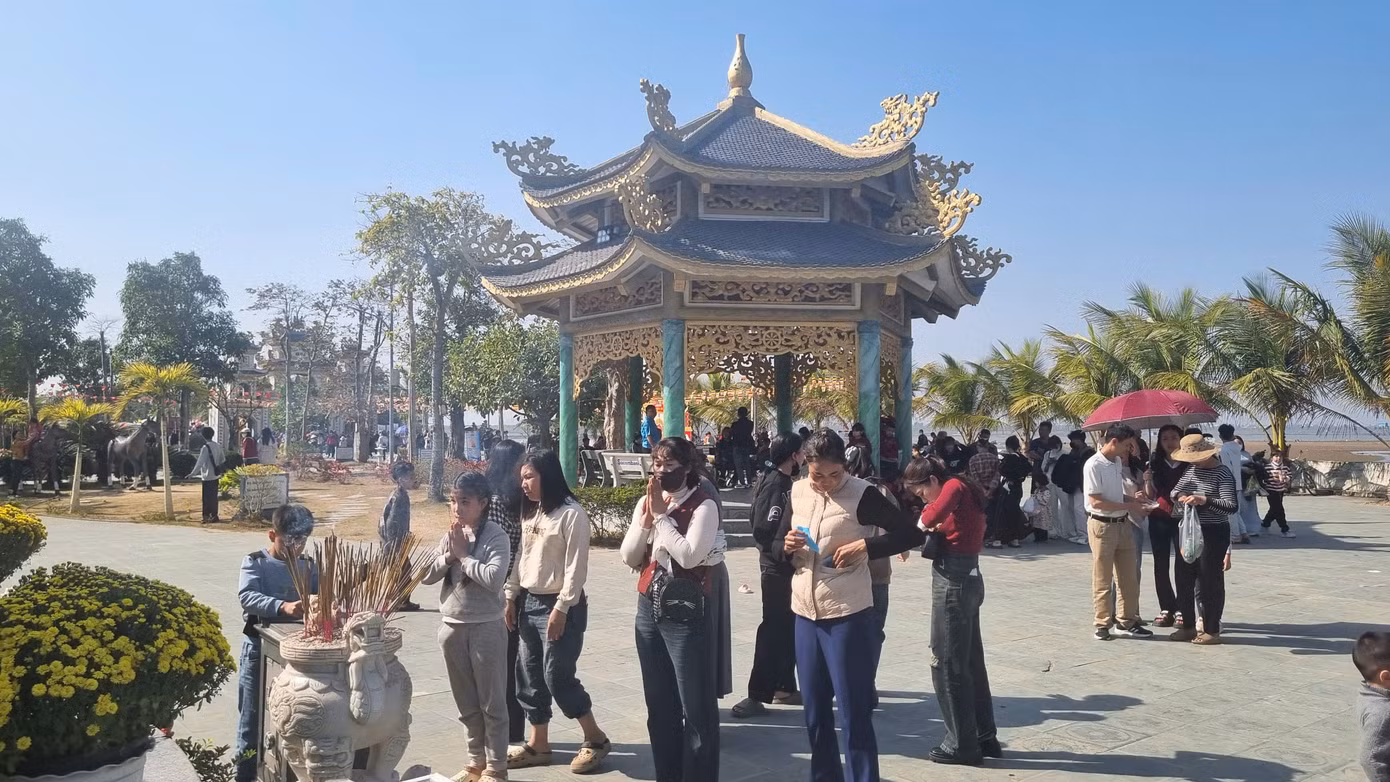 Chùa mở cửa quanh năm, vào dịp lễ, Tết nơi đây nhộn nhịp vì đông đảo người dân và du khách đến tham quan. Ghi nhận ngày đầu năm mới 2025 rất đông du khách và người dân đổ về đây tham quan. Chùa mở cửa quanh năm, vào dịp lễ, Tết nơi đây nhộn nhịp vì đông đảo người dân và du khách đến tham quan. Ghi nhận ngày đầu năm mới 2025 rất đông du khách và người dân đổ về đây tham quan.