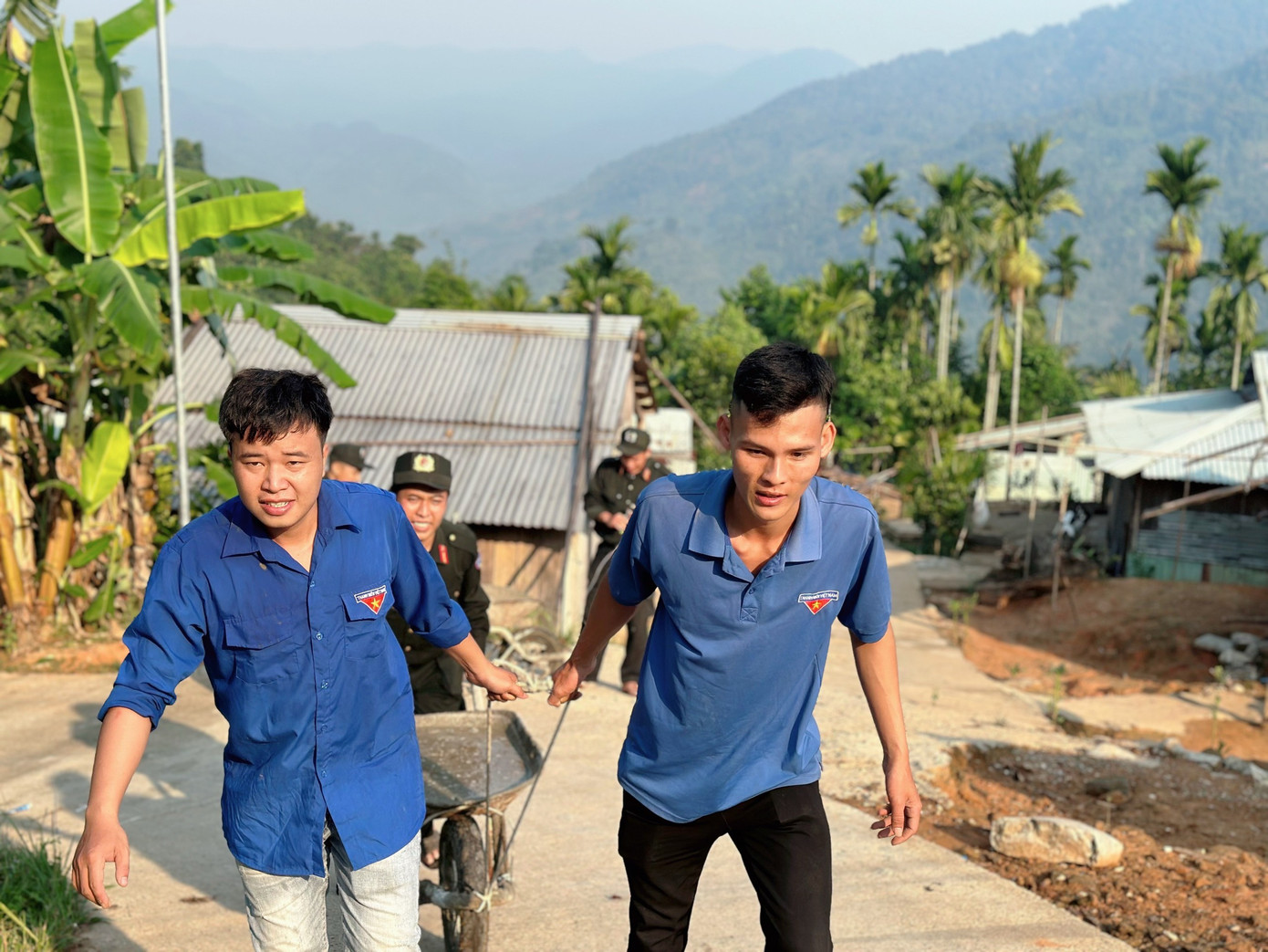 Áo xanh "bỏ lễ" cõng điện, dẫn nước về bản. Áo xanh "bỏ lễ" cõng điện, dẫn nước về bản.