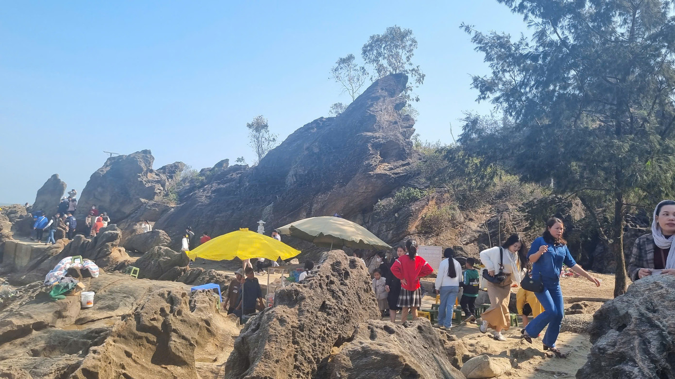 Chùa Bụt nằm ở vị trí nơi cửa biển tuyệt đẹp với lối kiến trúc độc đáo. Đặc biệt, chùa Bụt có vị trí sát ngay bãi đá hòn Bò, một trong những bãi đá tự nhiên check-in đẹp nhất ở biển Hải Tiến. Chùa Bụt nằm ở vị trí nơi cửa biển tuyệt đẹp với lối kiến trúc độc đáo. Đặc biệt, chùa Bụt có vị trí sát ngay bãi đá hòn Bò, một trong những bãi đá tự nhiên check-in đẹp nhất ở biển Hải Tiến.