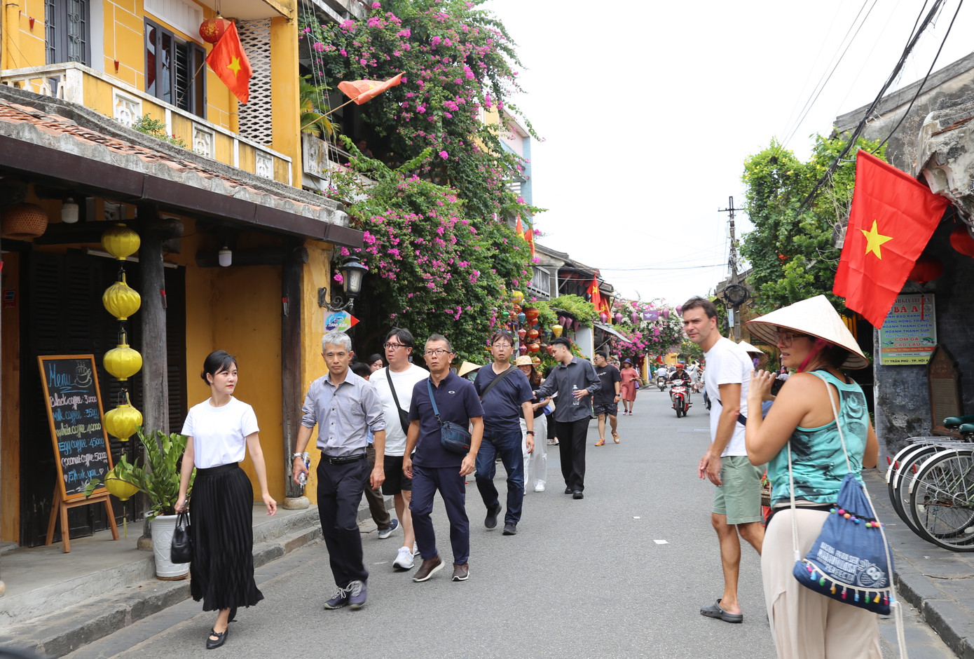 Du khách tham quan phố cổ Hội An ngày đầu nghỉ lễ.