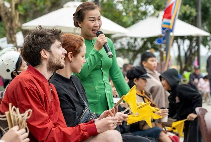 Du khách hào hứng tham gia các hoạt động trải nghiệm tại lễ hội.