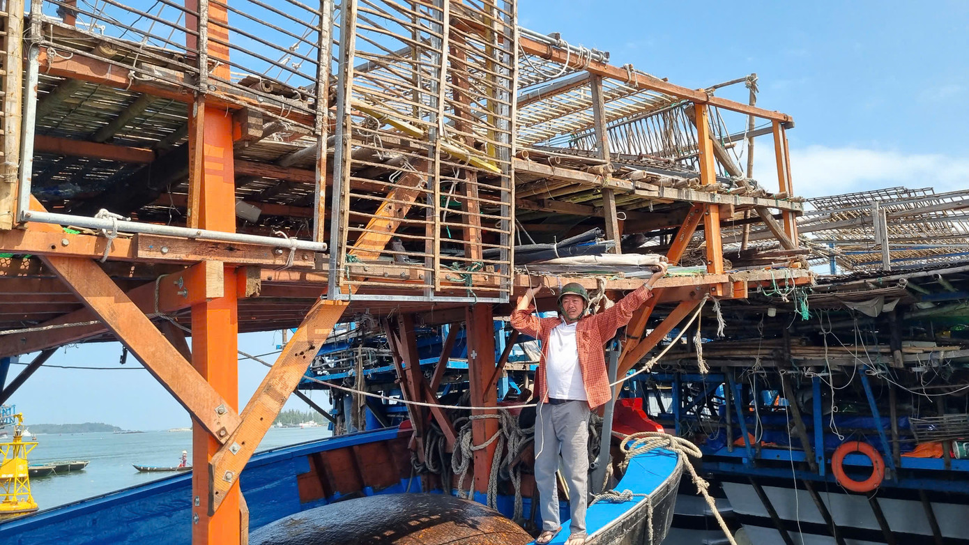 Ngoài xăng dầu, ngư dân chuẩn bị lương thực, đồ ăn thức uống, thuốc men, bình ga,… được chuyền tay lên tàu, xếp ngay ngắn.