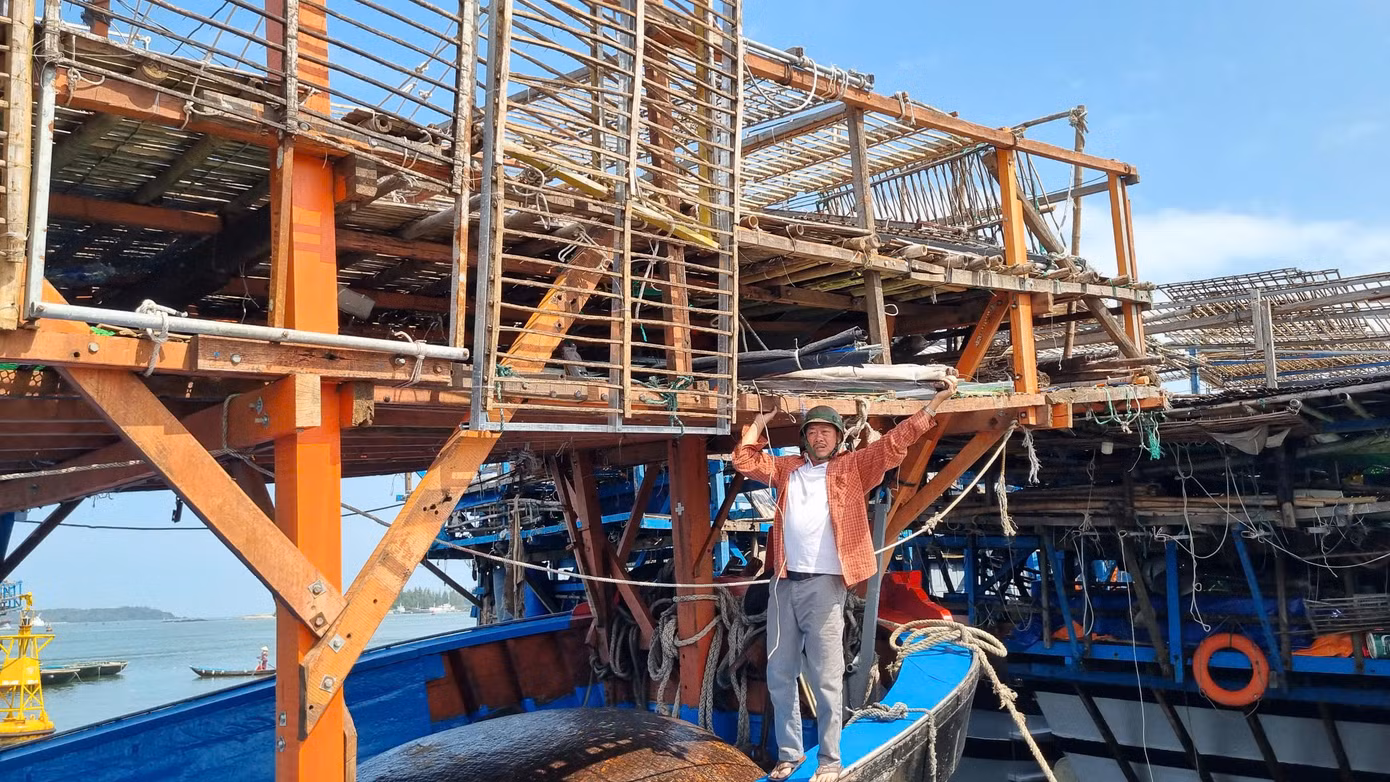 Ngoài xăng dầu, ngư dân chuẩn bị lương thực, đồ ăn thức uống, thuốc men, bình ga,… được chuyền tay lên tàu, xếp ngay ngắn.