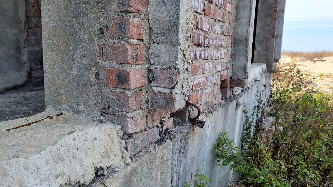 Dự án không có người thi công, được bao quanh 3 phía bởi hàng rào bê tông và tôn, phía còn lại giáp biển không được che chắn. Dự án không có người thi công, được bao quanh 3 phía bởi hàng rào bê tông và tôn, phía còn lại giáp biển không được che chắn.