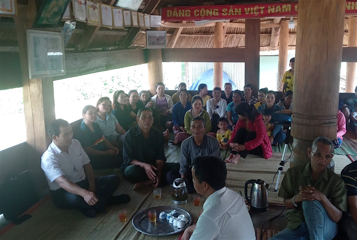 Về các bản làng, chuyện trò cùng bà con. Về các bản làng, chuyện trò cùng bà con.