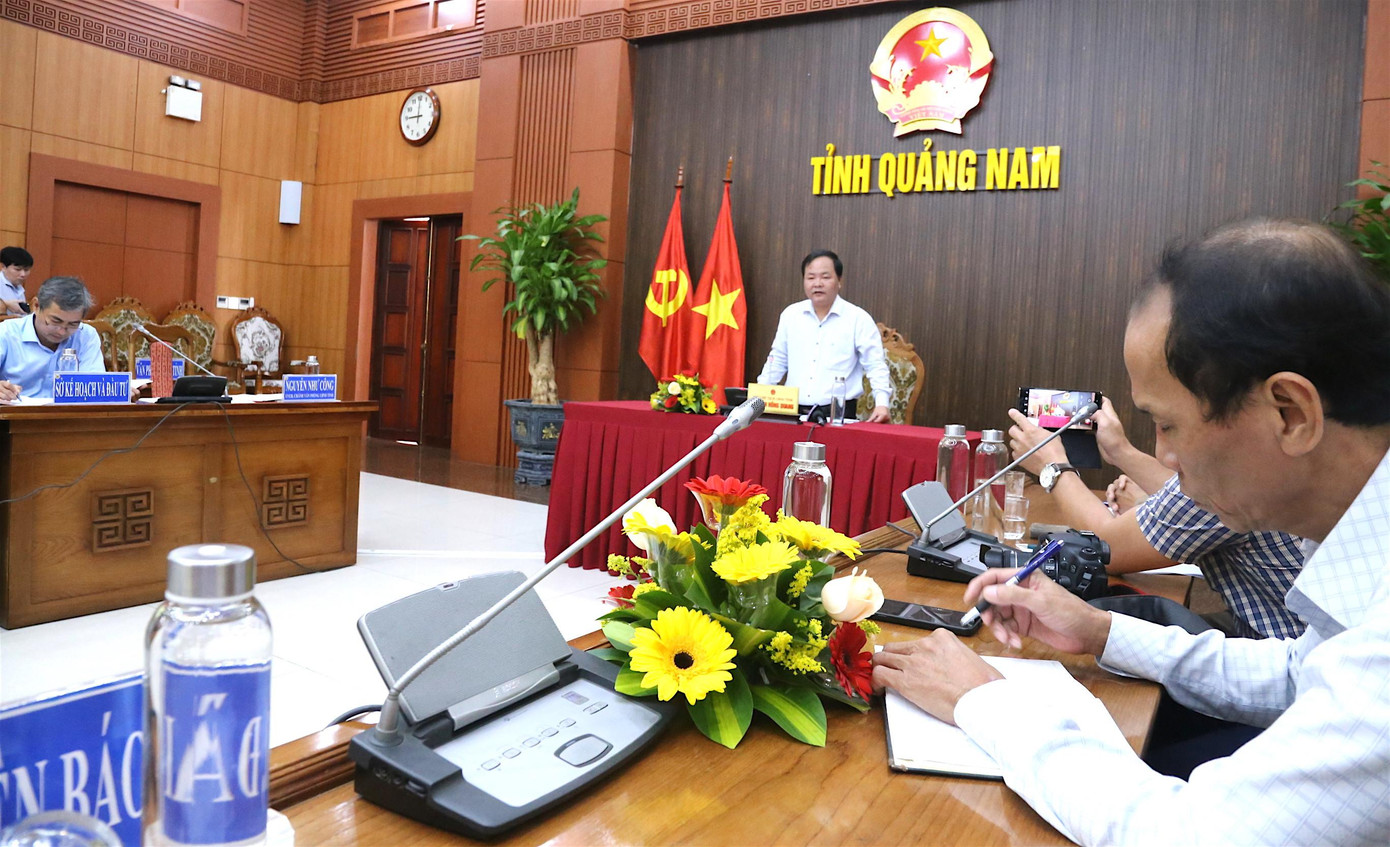 Các đại biểu dự họp báo.