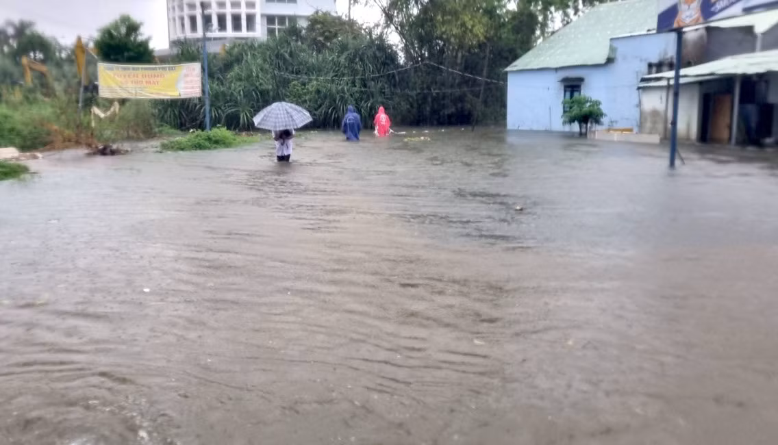 Người dân khổ sở vì nước lũ. Người dân khổ sở vì nước lũ.