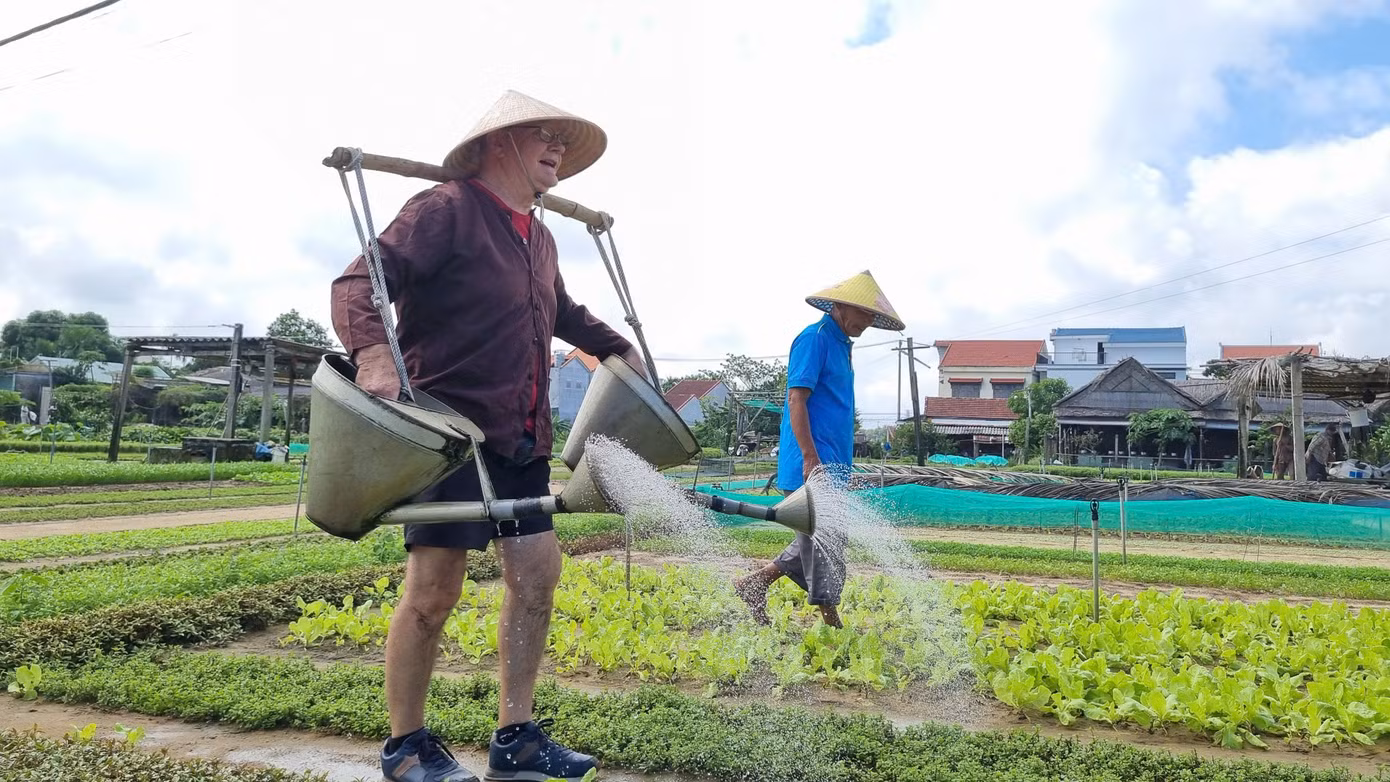 Du khách trải nghiệm ở làng rau Trà Quế. Du khách trải nghiệm ở làng rau Trà Quế.