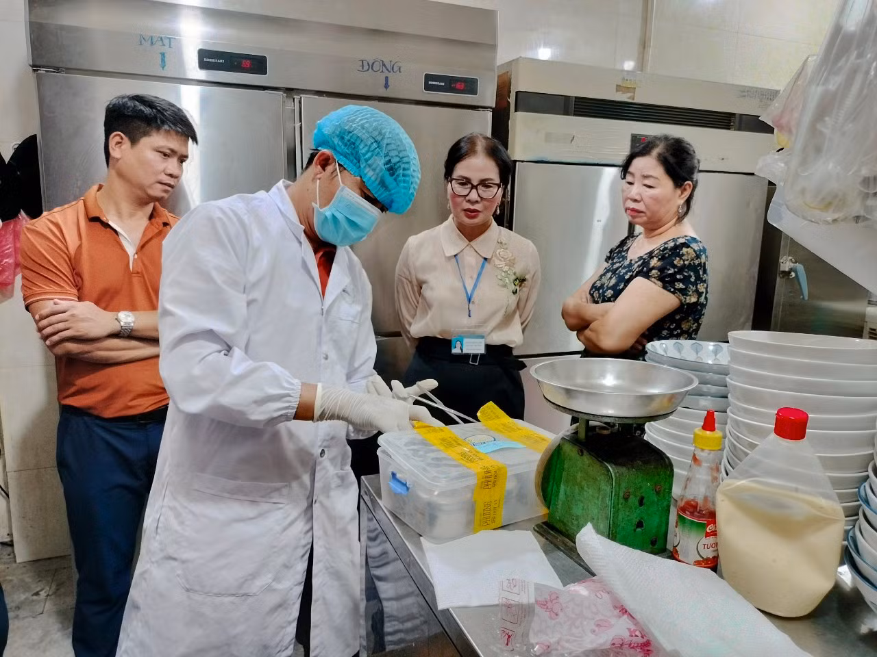 Lực lượng chức năng lấy mẫu thực phẩm tại tiệm bánh mì Phượng để làm rõ nguyên nhân vụ ngộ độc. Lực lượng chức năng lấy mẫu thực phẩm tại tiệm bánh mì Phượng để làm rõ nguyên nhân vụ ngộ độc.
