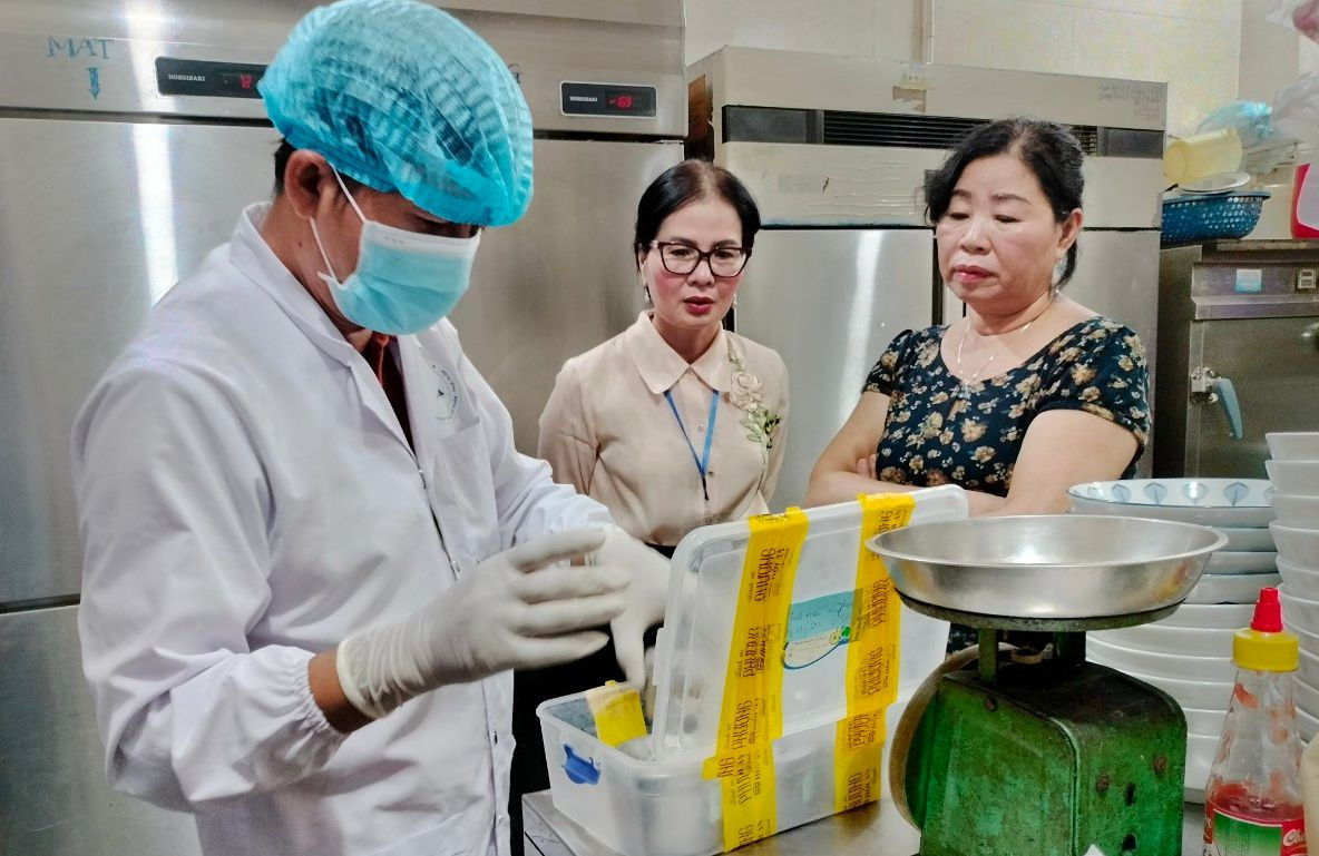 Kết quả kiểm nghiệm 12 mẫu thức ăn liên quan vụ ngộ độc có phát hiện Bacillus cereus sinh độc tố NHE và HBL.