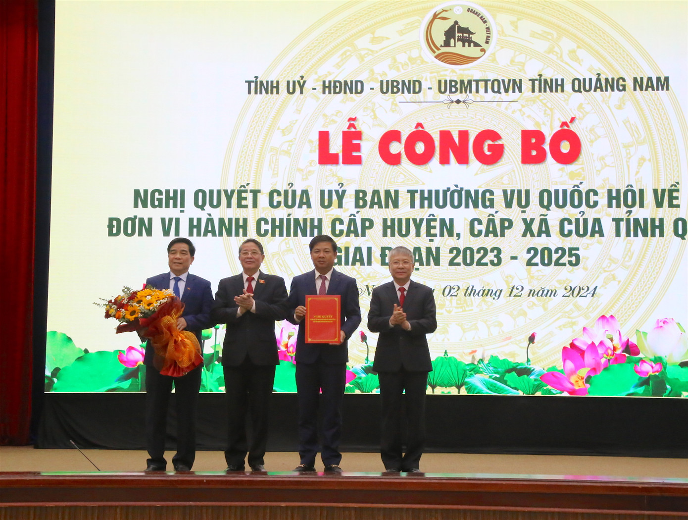 Phó Chủ tịch Quốc hội Nguyễn Đức Hải trao Nghị quyết cho lãnh đạo tỉnh Quảng Nam. Phó Chủ tịch Quốc hội Nguyễn Đức Hải trao Nghị quyết cho lãnh đạo tỉnh Quảng Nam.