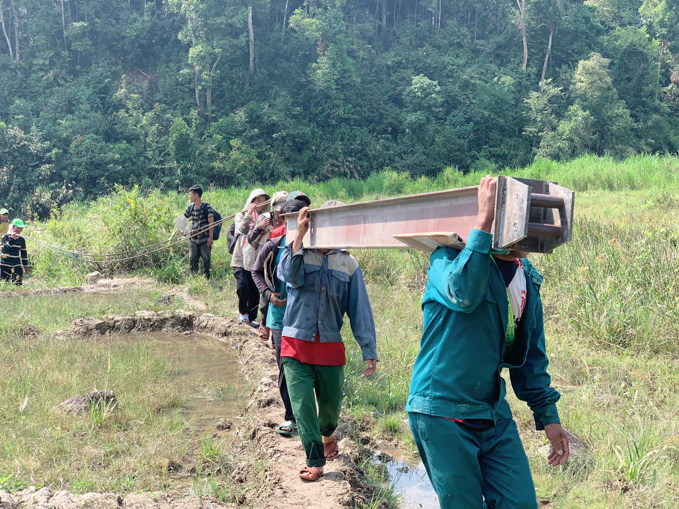 Công trình là kết quả chung tay góp sức của nhiều người, trong đó có mạnh thường quân tài trợ, bạn trẻ ĐVTN không quản ngại khó khăn băng rừng vượt suối thực hiện, người dân hỗ trợ tích cực.