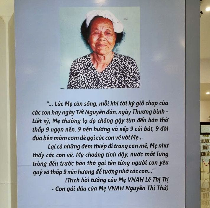 Hình ảnh mẹ Lê Thị Trị cùng dòng hồi tưởng về Mẹ VNAH Nguyễn Thị Thứ được trưng bày tại Bảo tàng Mẹ VNAH. Ảnh: Hoài Văn Hình ảnh mẹ Lê Thị Trị cùng dòng hồi tưởng về Mẹ VNAH Nguyễn Thị Thứ được trưng bày tại Bảo tàng Mẹ VNAH. Ảnh: Hoài Văn