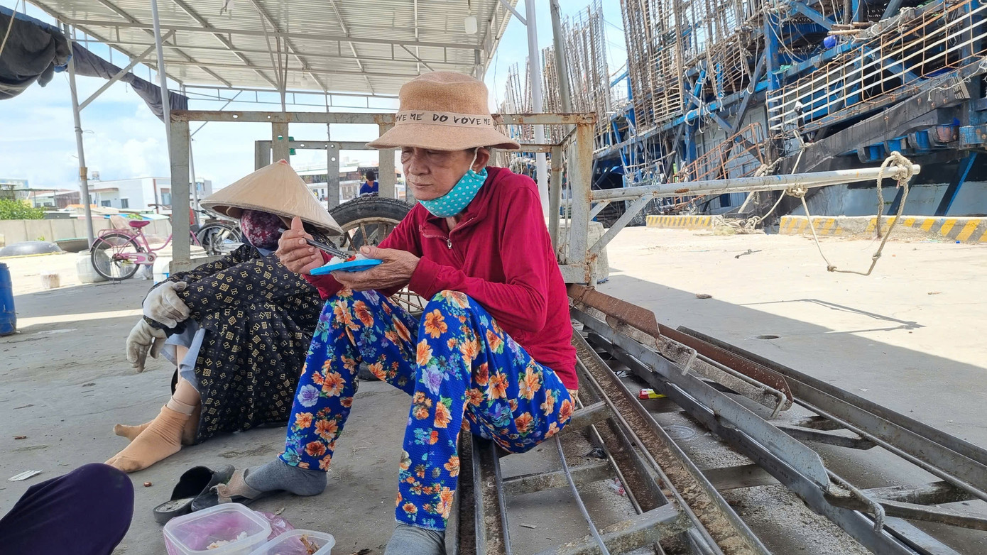 Bữa cơm vội để tiếp tục công việc trước khi trời tắt nắng. Bữa cơm vội để tiếp tục công việc trước khi trời tắt nắng.