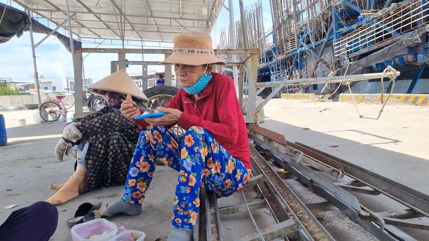 Bữa cơm vội để tiếp tục công việc trước khi trời tắt nắng. Bữa cơm vội để tiếp tục công việc trước khi trời tắt nắng.