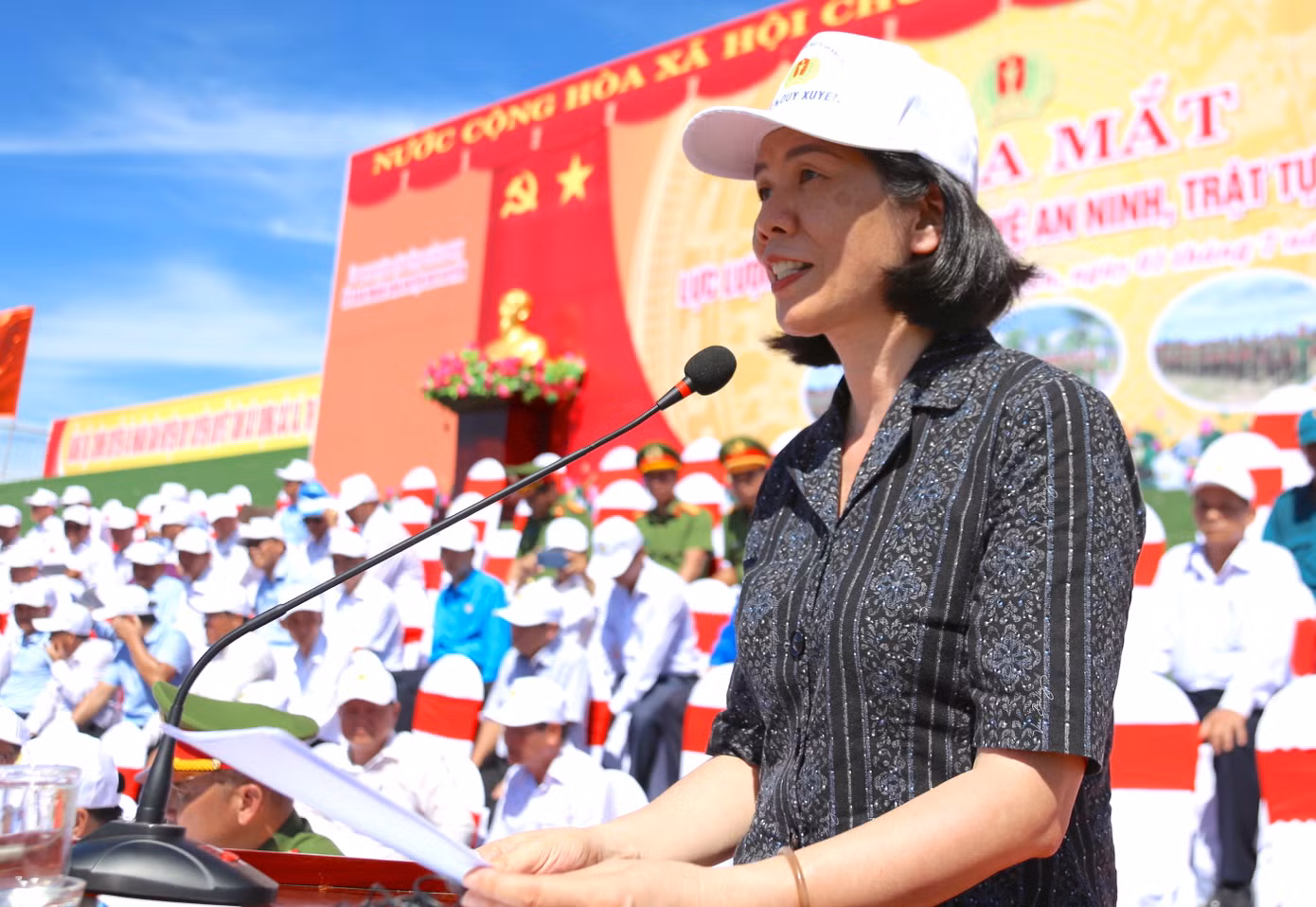 Cùng ngày, tại huyện Duy xuyên (tỉnh Quảng Nam) diễn ra Lễ ra mắt lực lượng an ninh trật tự ở cơ sở. Bà Nguyễn Thị Minh Hương – Phó Chủ tịch Hội Liên hiệp Phụ nữ Việt Nam, Ủy viên Ban Chỉ đạo Thực hiện phong trào Toàn dân bảo vệ an ninh tổ quốc Trung ương phát biểu tại lễ ra mắt lực lượng an ninh trật tự ở cơ sở tại Quảng Nam. Ảnh: Hoài Văn
