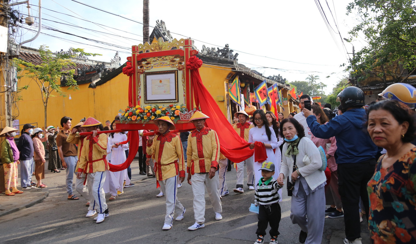 Đây cũng là dịp tuyên truyền, nâng cao lòng tự hào và trách nhiệm của cộng đồng trong việc bảo tồn di sản văn hóa Hội An nói riêng, góp phần xây dựng nền văn hóa Việt Nam đậm đà bản sắc dân tộc. Đây cũng là dịp tuyên truyền, nâng cao lòng tự hào và trách nhiệm của cộng đồng trong việc bảo tồn di sản văn hóa Hội An nói riêng, góp phần xây dựng nền văn hóa Việt Nam đậm đà bản sắc dân tộc.