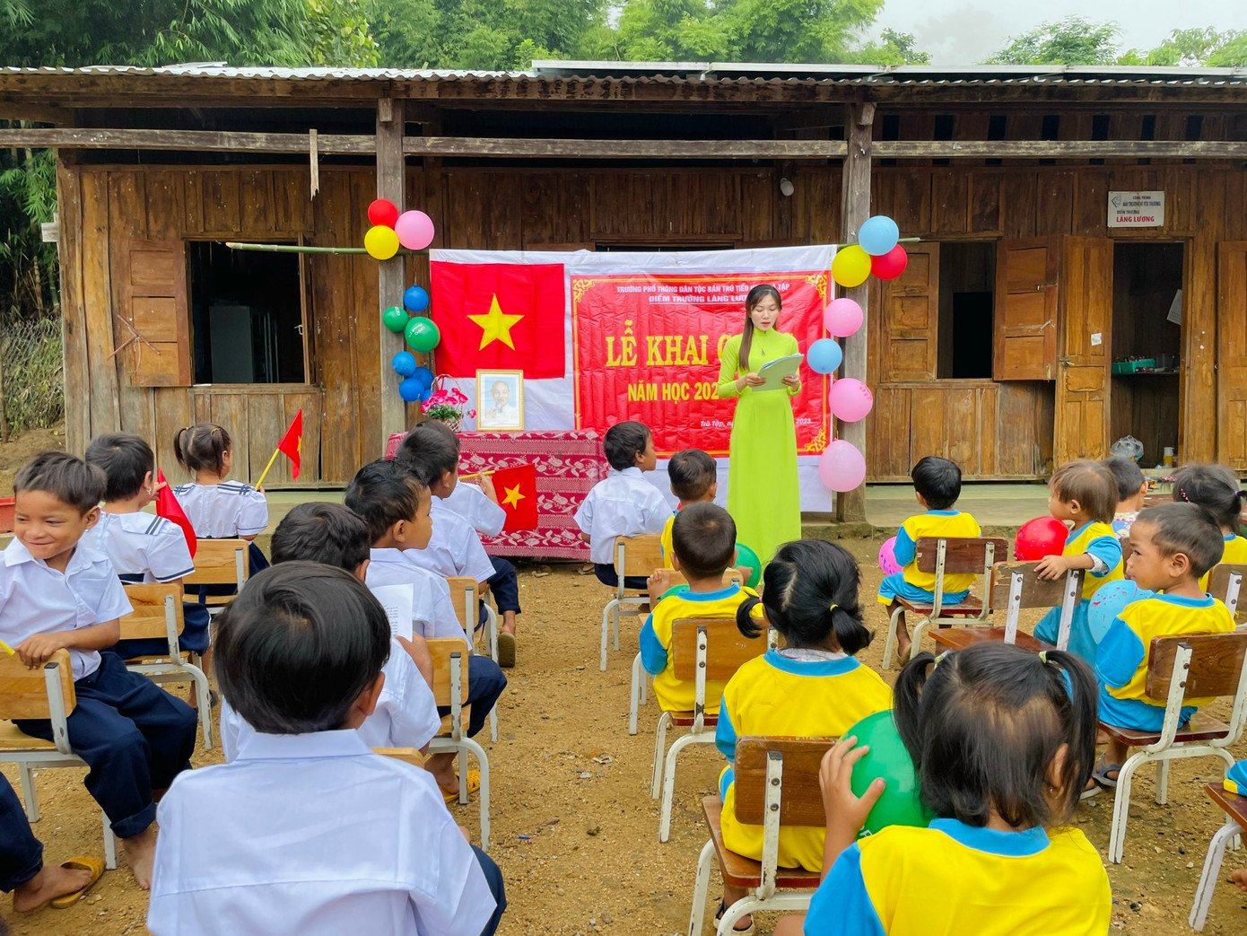 Các em cũng được nghe đọc thư của Chủ tịch nước. Đại diện nhà trường đọc diễn văn khai giảng