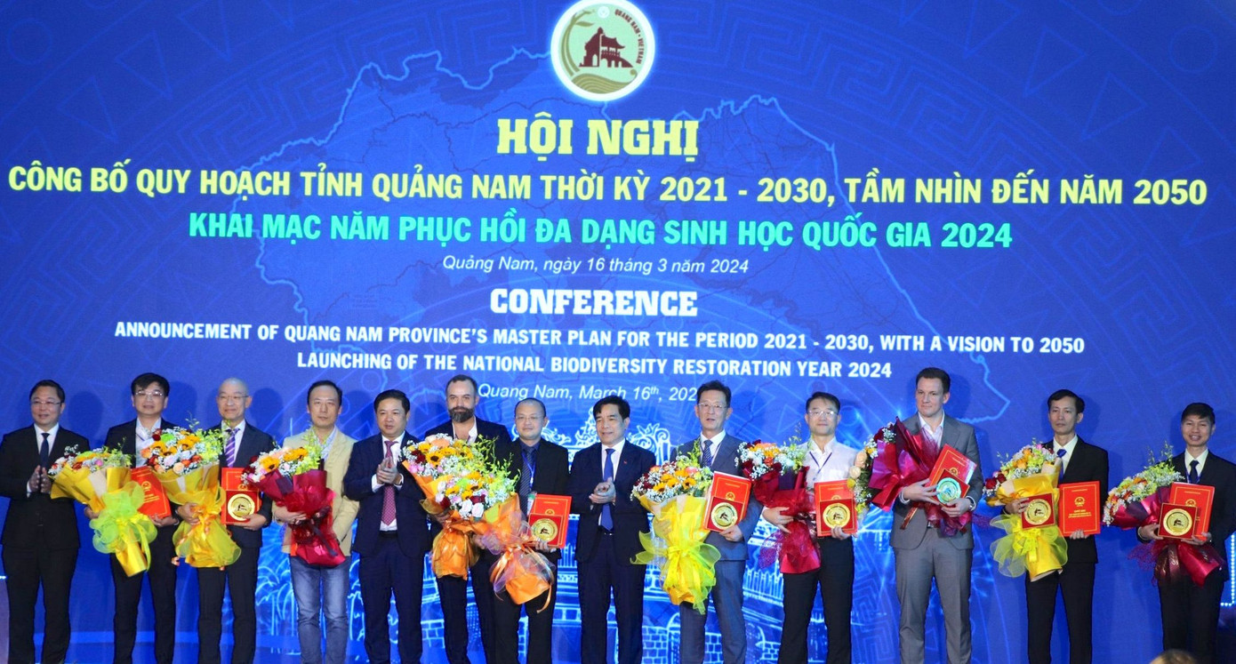 Trao quyết định chấp thuận chủ trương đầu tư 16 dự án cho các nhà đầu tư.