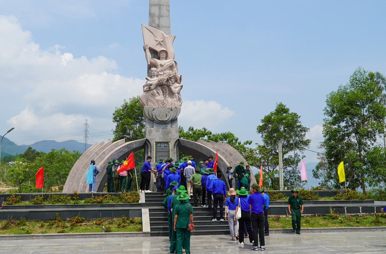 Đoàn hành trình đến các di tích, địa danh lịch sử. Đoàn hành trình đến các di tích, địa danh lịch sử.