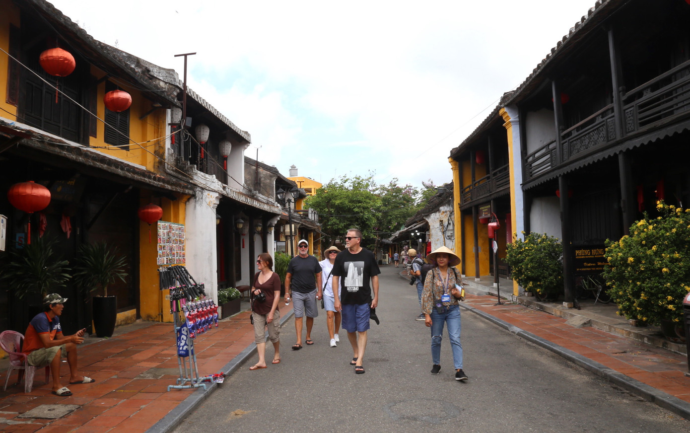 Du khách tham quan phố cổ Hội An.