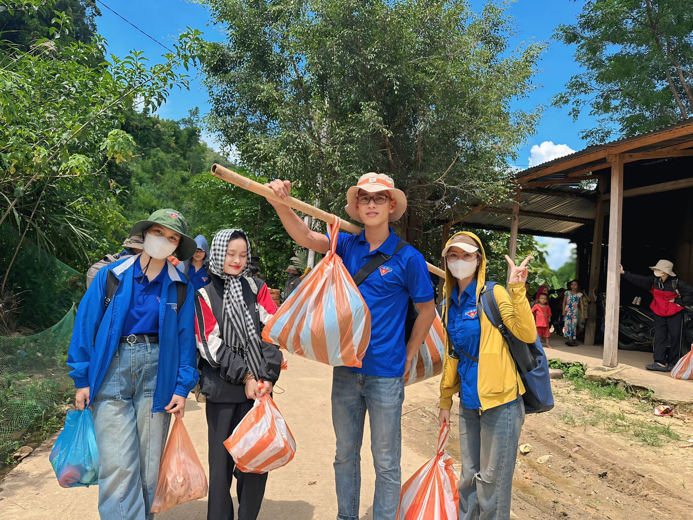 Cuối tuần, nhóm bạn trẻ đoàn viên thanh niên huyện đoàn Thăng Bình (Quảng Nam) phối hợp với CLB thiện nguyện Phan Đức tổ chức chương Trình “Cùng em đến trường” tại điểm trường Tu Nấc, xã Trà Cang, huyện Nam Trà My. Cuối tuần, nhóm bạn trẻ đoàn viên thanh niên huyện đoàn Thăng Bình (Quảng Nam) phối hợp với CLB thiện nguyện Phan Đức tổ chức chương Trình “Cùng em đến trường” tại điểm trường Tu Nấc, xã Trà Cang, huyện Nam Trà My.
