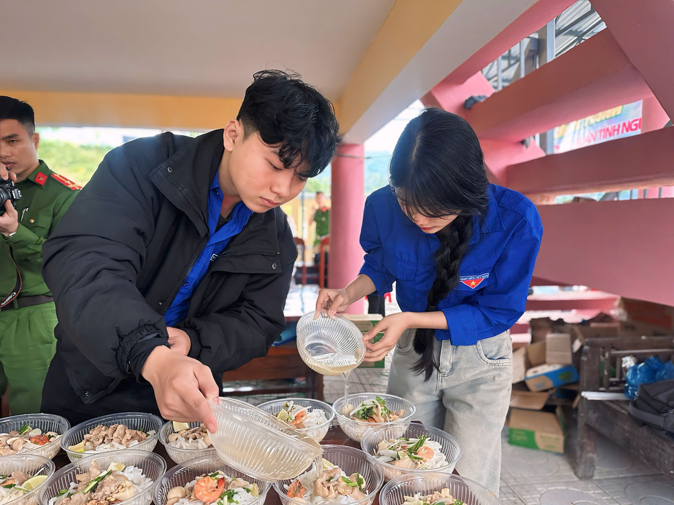 Bạn trẻ tự tay vào bếp nấu 400 suất mì Quảng mời bà con. Bạn trẻ tự tay vào bếp nấu 400 suất mì Quảng mời bà con.