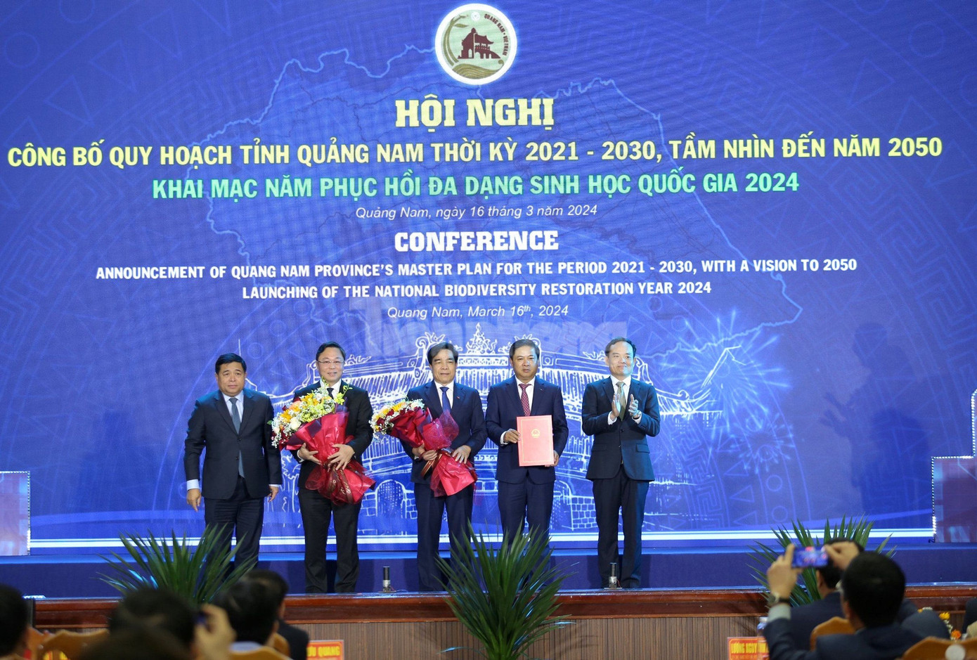 Trao Quyết định Quy hoạch tỉnh Quảng Nam thời kỳ 2021 – 2030, tầm nhìn đến năm 2050. Ảnh: Hoài Văn