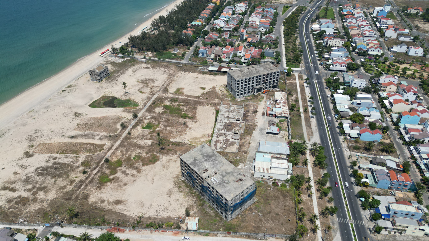 Hình ảnh những dự án chậm tiến độ, có những dự án dở dang kéo dài cả chục năm để lại cảnh hoang vắng, nhếch nhác khiến người dân không khỏi bức xúc vì lãng phí đất vàng. Hình ảnh những dự án chậm tiến độ, có những dự án dở dang kéo dài cả chục năm để lại cảnh hoang vắng, nhếch nhác khiến người dân không khỏi bức xúc vì lãng phí đất vàng.