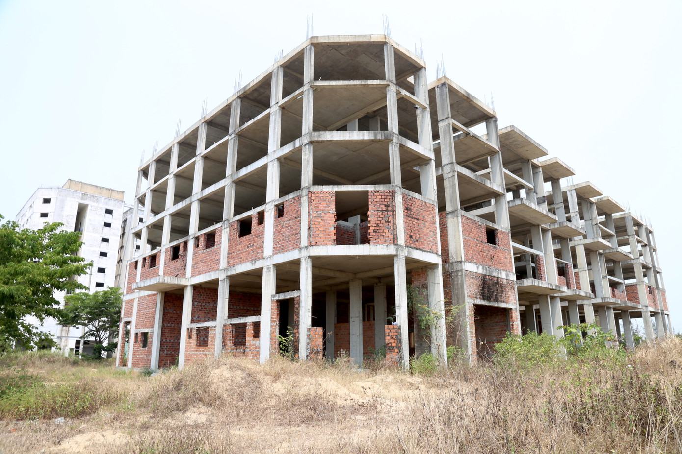 Dự án nhà ở dành cho người thu nhập thấp tại Khu công nghiệp Điện Nam – Điện Ngọc (Thị xã Điện Bàn, tỉnh Quảng Nam) khiến người dân bức xúc bởi 15 năm triển khai xây dựng chưa xong, hiện bỏ hoang, nhếch nhác. Ảnh: Hoài Văn