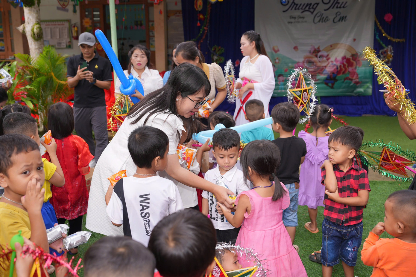 Chương trình "Trung thu cho em" đến với các em nhỏ khó khăn huyện Đông Giang, Quảng Nam