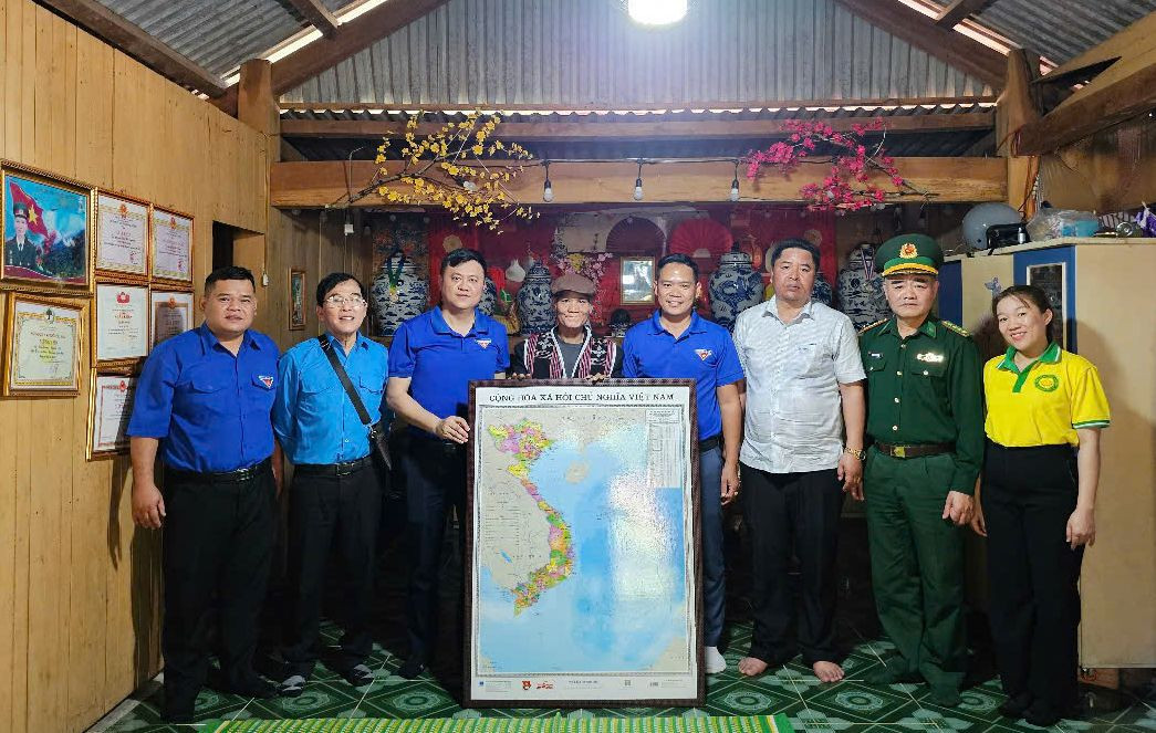 Chương trình Tháng Ba biên giới diễn ra tại xã vùng cao A Tiêng, huyện Tây Giang, tỉnh Quảng Nam với nhiều hoạt động ý nghĩa. Chương trình Tháng Ba biên giới diễn ra tại xã vùng cao A Tiêng, huyện Tây Giang, tỉnh Quảng Nam với nhiều hoạt động ý nghĩa.