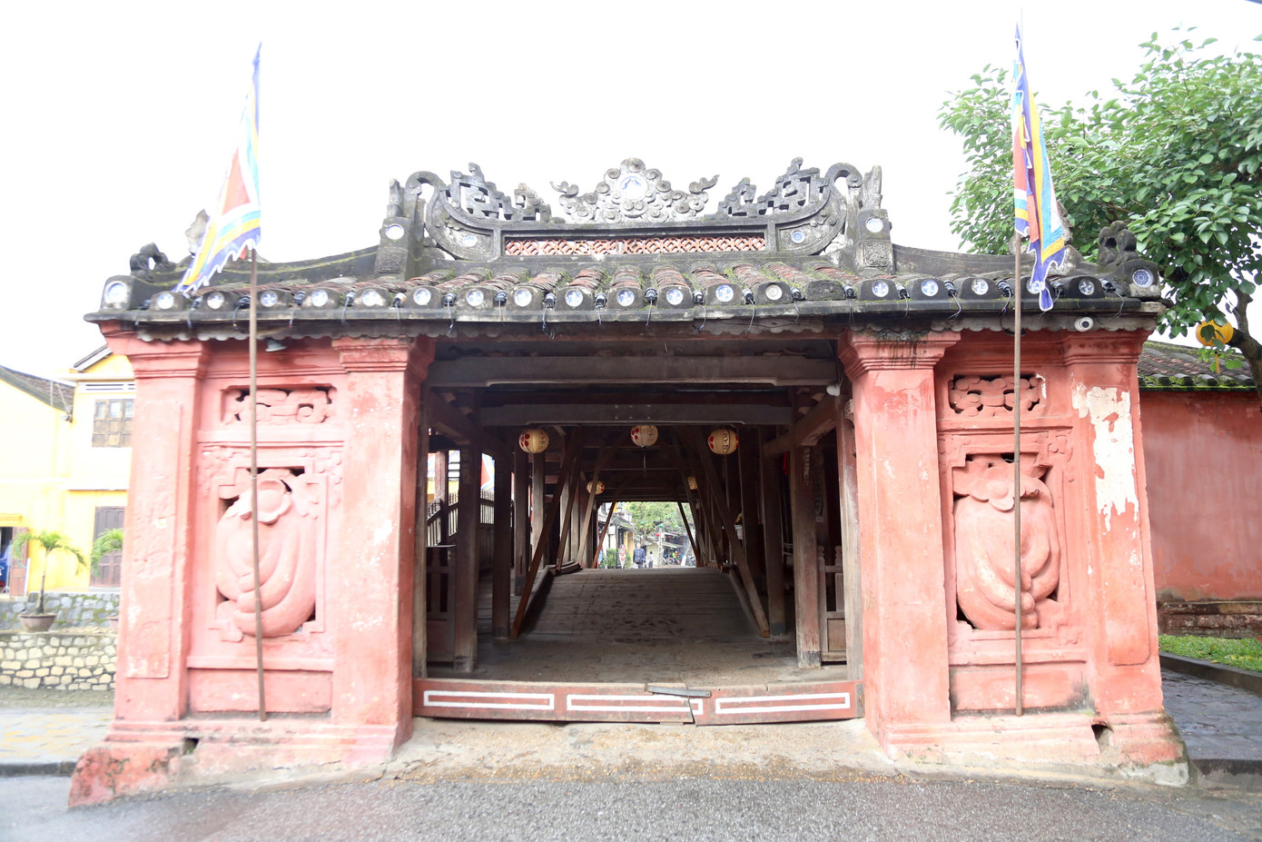 Ông Phạm Phú Ngọc, Giám đốc Trung tâm Quản lý và bảo tồn Di sản văn hóa Hội An, cho biết trước khi tu bổ chùa Cầu việc đánh giá hiện trạng kỹ thuật di tích được đặc biệt chú trọng và thực hiện kỹ lưỡng, từng chi tiết. Đồng thời tổ chức nhiều đợt khảo sát, đánh giá kết cấu và cấu kiện gỗ bằng sự kết hợp giữa máy móc thiết bị với kinh nghiệm của thợ mộc.