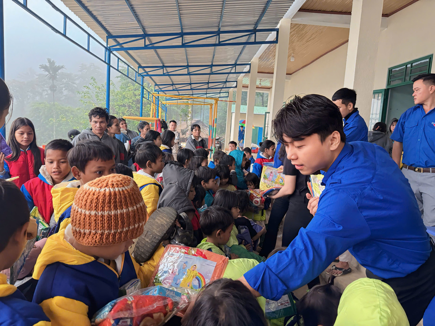 Chương trình do Huyện Đoàn Thăng Bình và nhóm thiện nguyện Phan Đức cùng một số đơn vị đồng hành phối hợp tổ chức tại điểm trường Tak Chay, xã Trà Cang, huyện Nam Trà My, Quảng Nam.