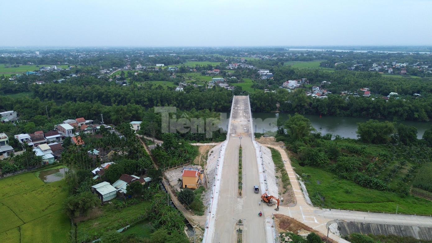 Dự án có tổng mức đầu tư hơn 145 tỷ đồng, do UBND thị xã Điện Bàn làm chủ đầu tư. Phạm vi đầu tư đoạn cuối tuyến đường ĐH14.ĐB từ Km1+410,31 – KM 1+927,81, gồm phần cầu và đường dẫn nối vào đường ĐT609. Dự án được đầu tư nhằm mục đích từng bước hoàn thiện hệ thống hạ tầng giao thông, mở rộng không gian đô thị trung tâm thị xã Điện Bàn, thúc đẩy kinh tế xã hội của địa phương.