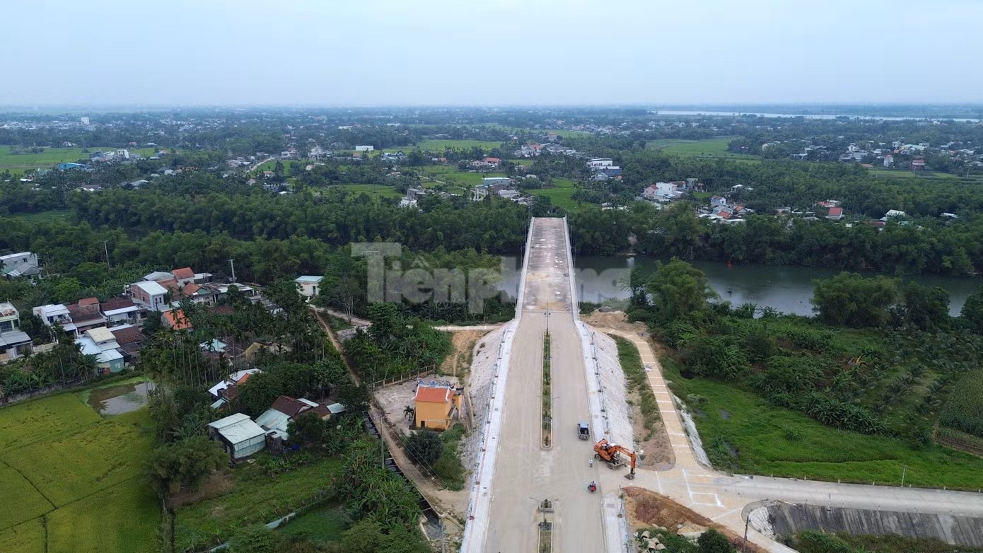 Dự án có tổng mức đầu tư hơn 145 tỷ đồng, do UBND thị xã Điện Bàn làm chủ đầu tư. Phạm vi đầu tư đoạn cuối tuyến đường ĐH14.ĐB từ Km1+410,31 – KM 1+927,81, gồm phần cầu và đường dẫn nối vào đường ĐT609. Dự án được đầu tư nhằm mục đích từng bước hoàn thiện hệ thống hạ tầng giao thông, mở rộng không gian đô thị trung tâm thị xã Điện Bàn, thúc đẩy kinh tế xã hội của địa phương. Dự án có tổng mức đầu tư hơn 145 tỷ đồng, do UBND thị xã Điện Bàn làm chủ đầu tư. Phạm vi đầu tư đoạn cuối tuyến đường ĐH14.ĐB từ Km1+410,31 – KM 1+927,81, gồm phần cầu và đường dẫn nối vào đường ĐT609. Dự án được đầu tư nhằm mục đích từng bước hoàn thiện hệ thống hạ tầng giao thông, mở rộng không gian đô thị trung tâm thị xã Điện Bàn, thúc đẩy kinh tế xã hội của địa phương.