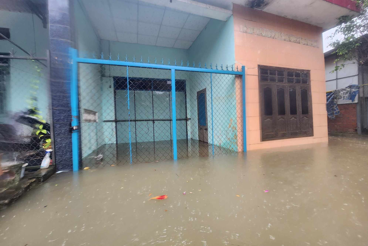 Nước lũ tràn vào nhà, người dân di tản đến nơi an toàn. Nước lũ tràn vào nhà, người dân di tản đến nơi an toàn.